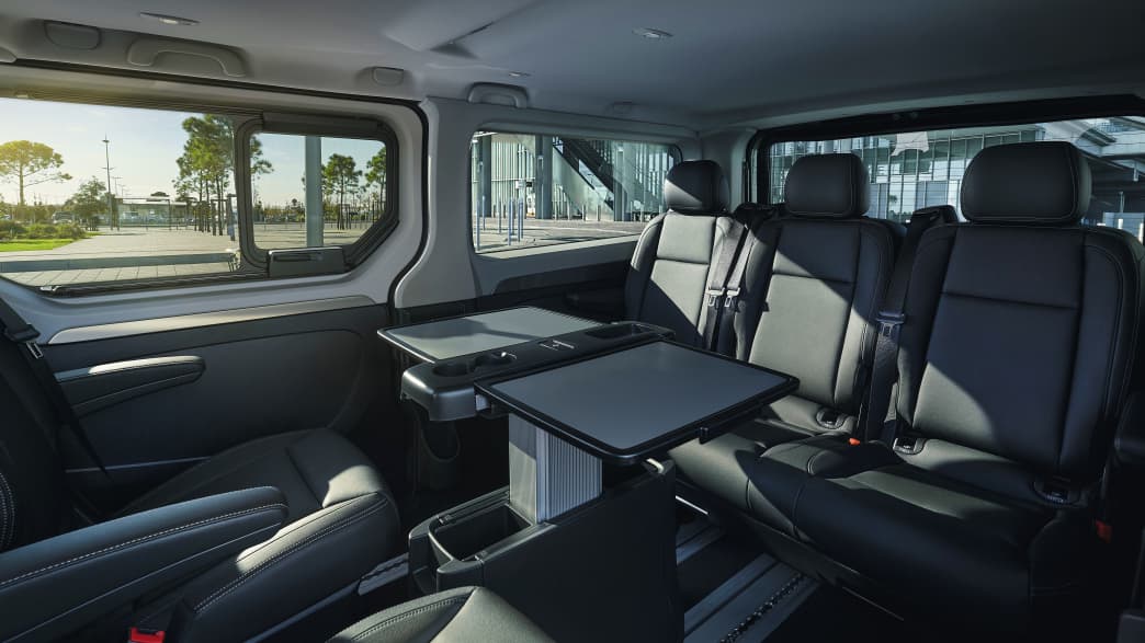 Der Renault Trafic von innen mit Sitzen und Tisch