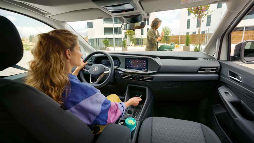 Der VW Caddy Model nach Update 2024 in Fahrt