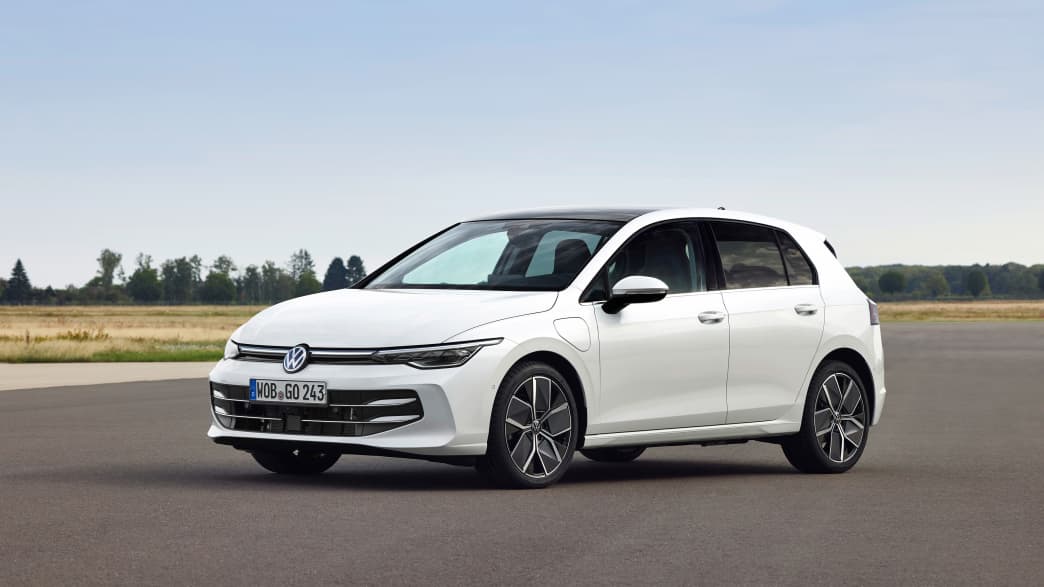 Front und Seitenansicht eines stehenden VW Golf nach Facelift