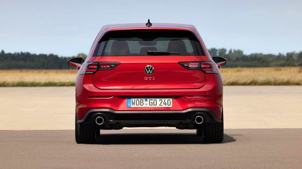 Heckansicht eines stehenden VW Golf GTI nach Facelift