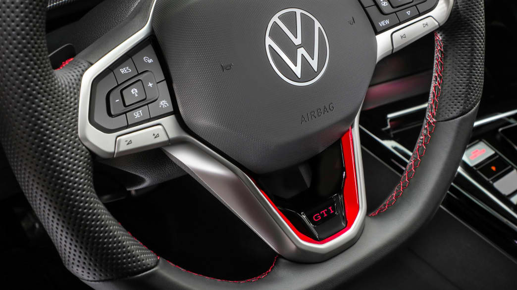 Lenkraddetail des VW Golf GTI nach Facelift