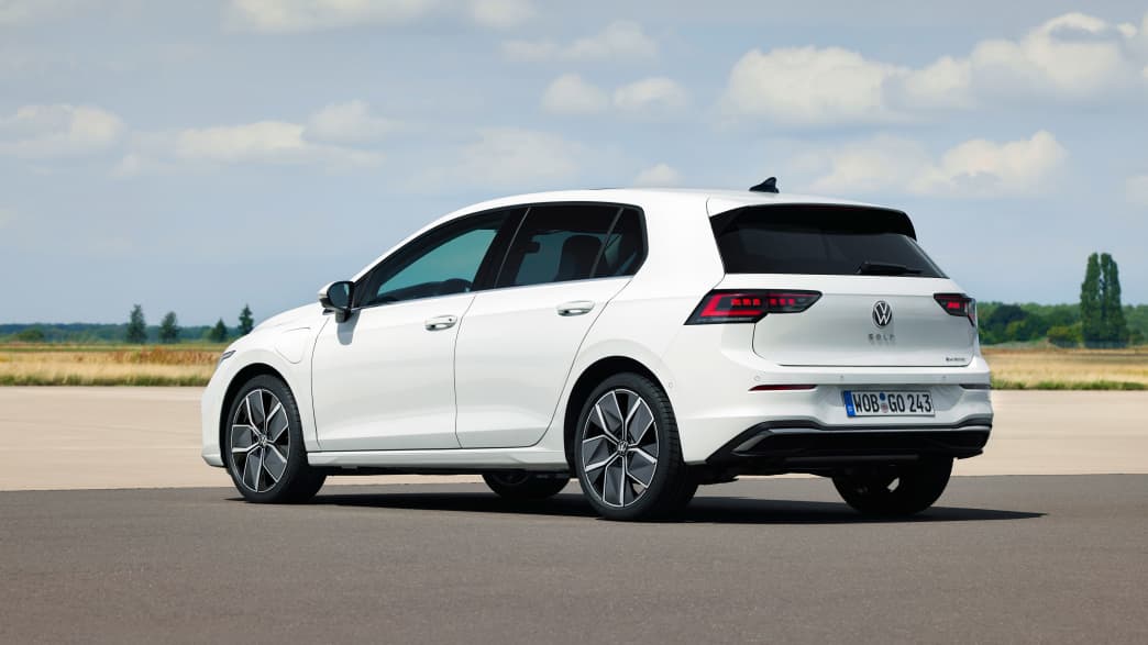 Heck und Seitenansicht eines stehenden VW Golf nach Facelift