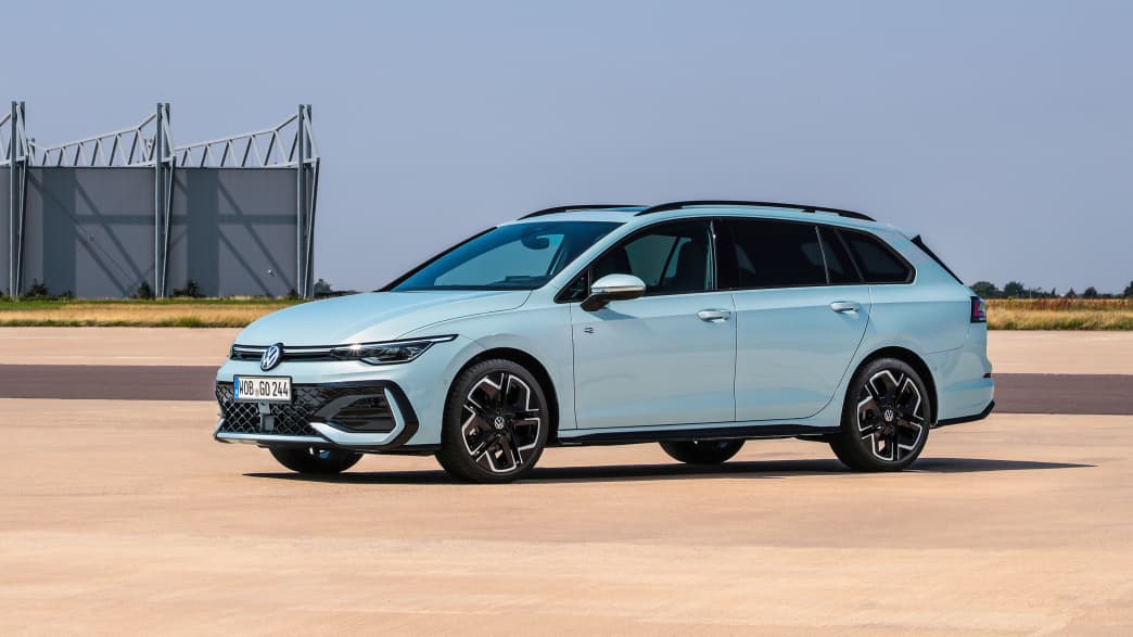Front undSeitenansicht eines stehenden VW Golf Variant nach FAcelift