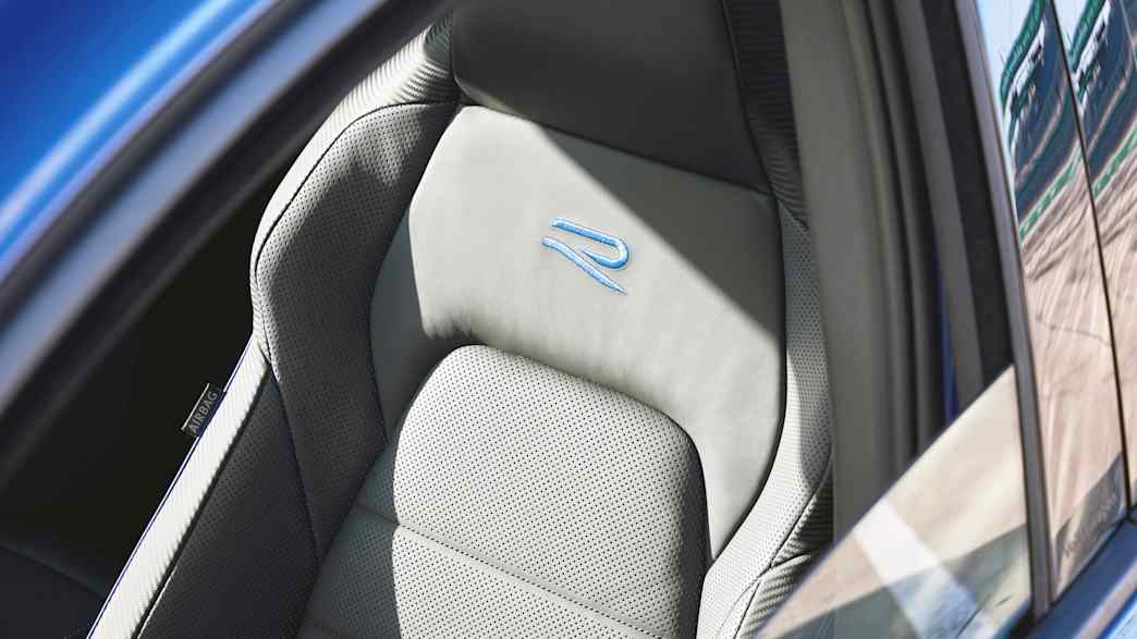Der Fahrersitz des  VW Golf Variant aufgenommen durch das geöffnete Seitenfenster