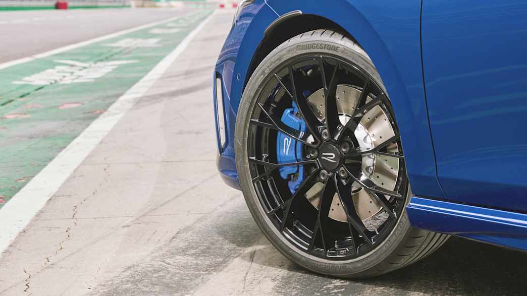 Die Felge mit Vorrderrad des VW Golf Variant