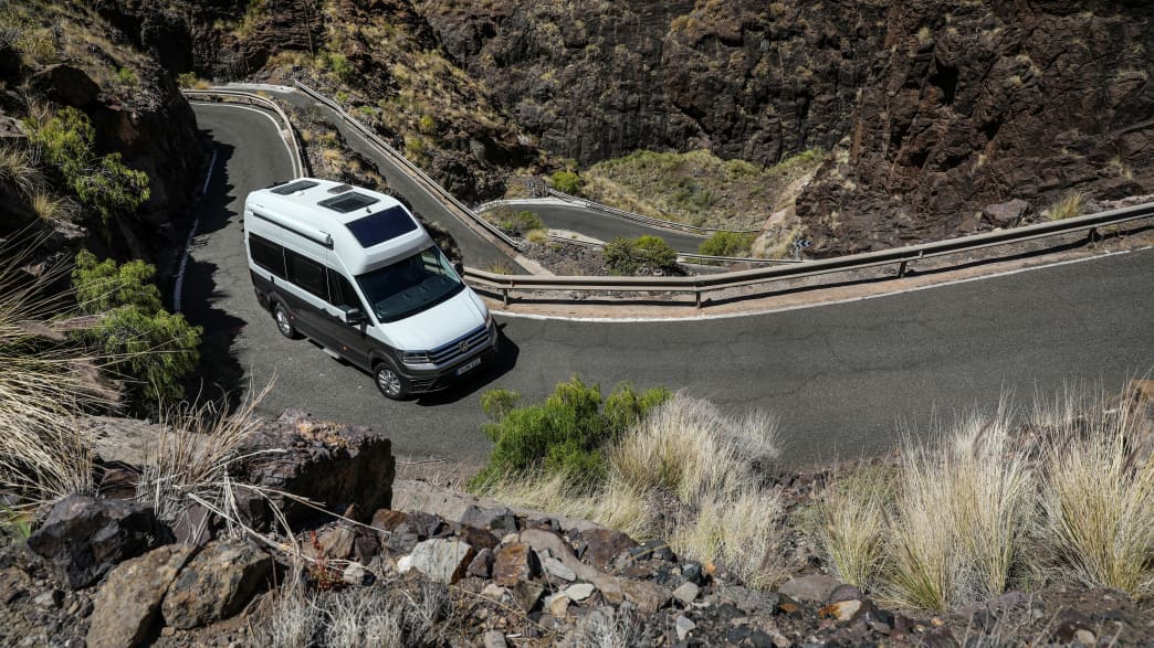 VW Gran California fährt eine Serpentinenstrasse hinauf
