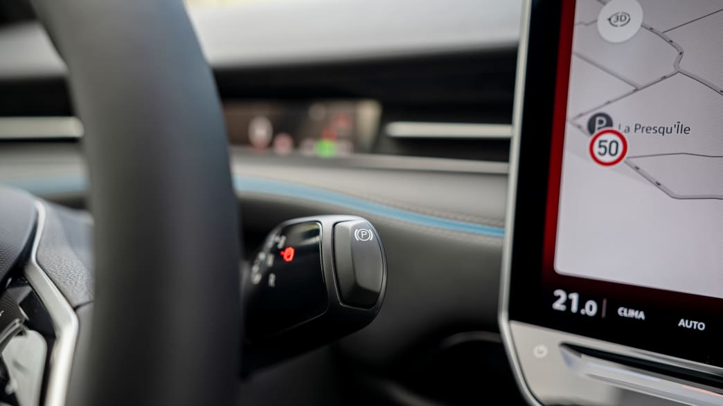 Die Bedienung der Automatikschaltung am Lenkrad des neuen VW ID. 7