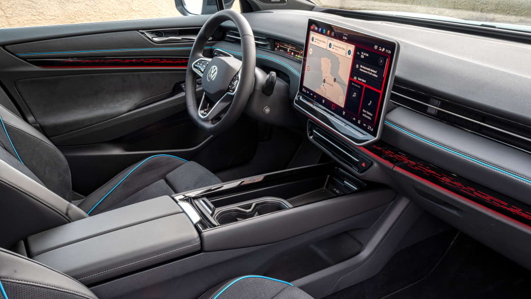 Die Innenausstattung mit Lenkrad, Sitzen und Display im neuen VW ID. 7