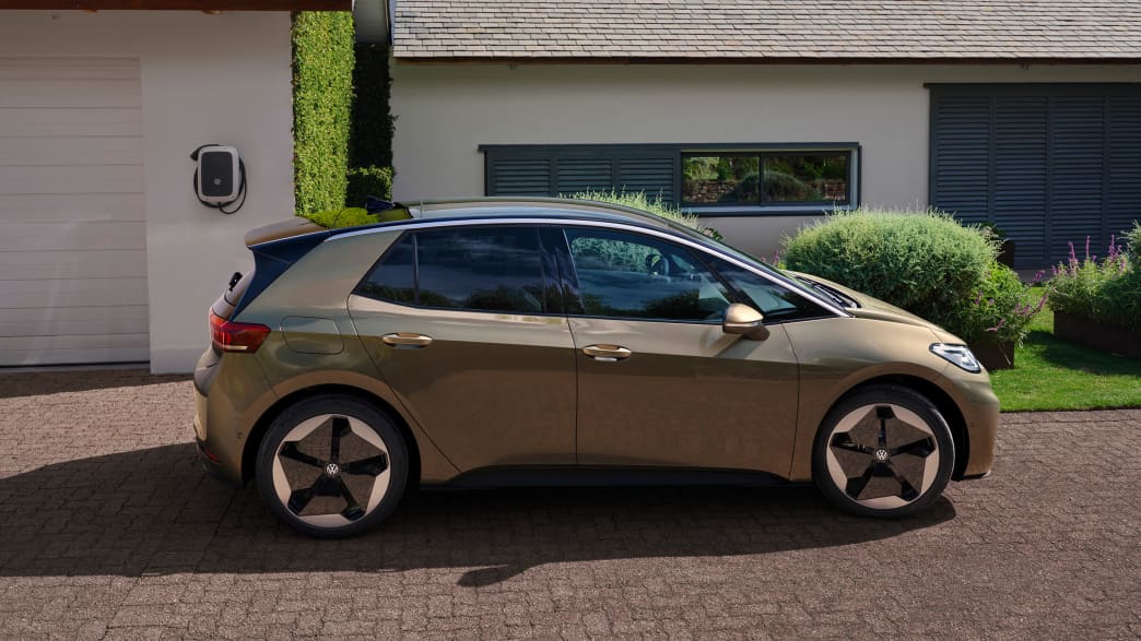 Der VW ID 3 Facelift seitlich stehend zu sehen