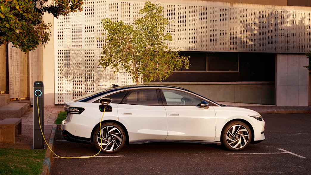 Seitenansicht eines VW ID7 der an einer Ladesäule steht