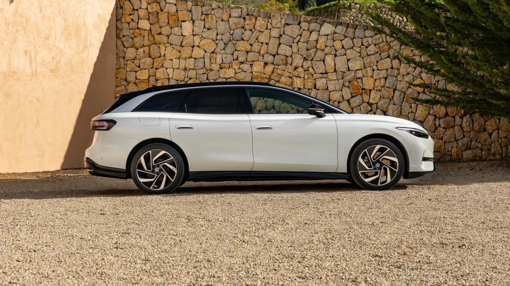 Seitenansicht eines stehenden VW ID7