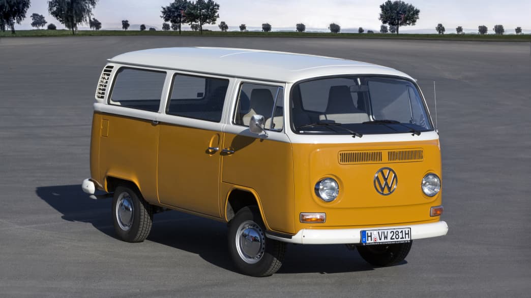 oranger VW T2 stehend