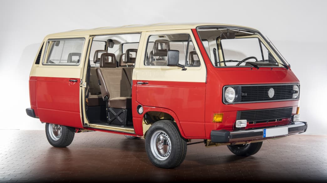 roter VW T3 stehend