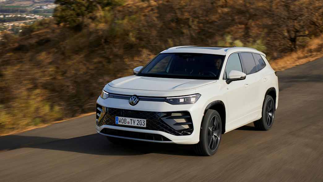 Der VW Tayron fahrend seitlich fotografiert