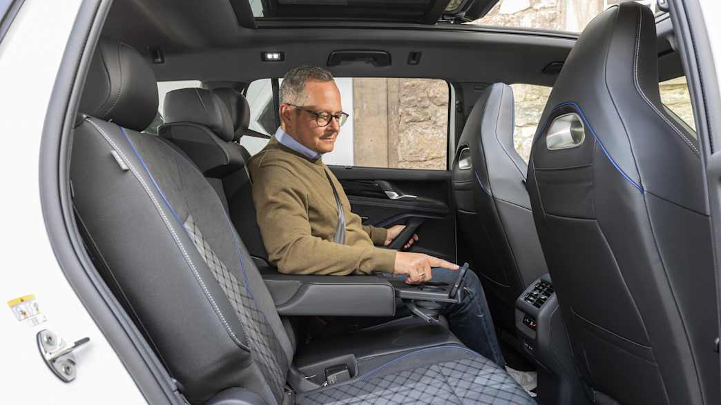 ADAC Redakteur Jochen Wieler sitzt auf der Rückbank des VW Tayron
