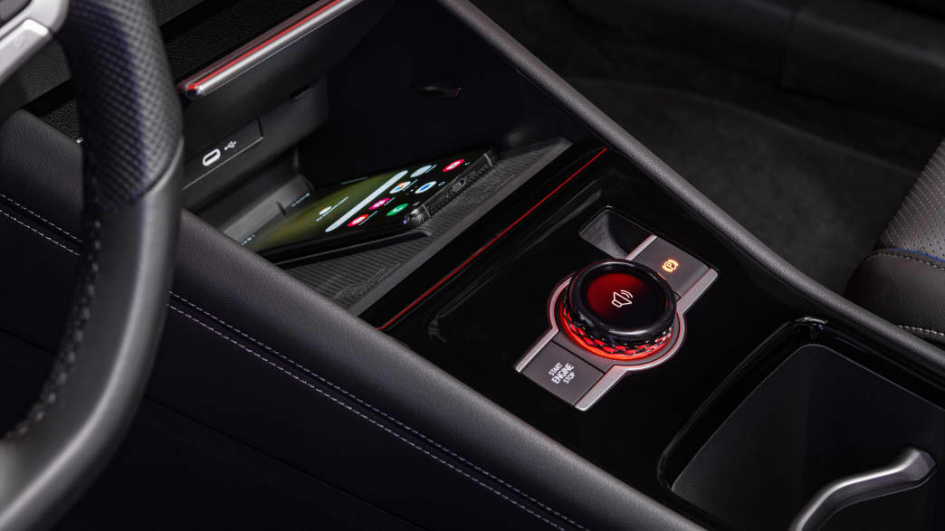 Handy wird im VW Tiguan  aufgeladen