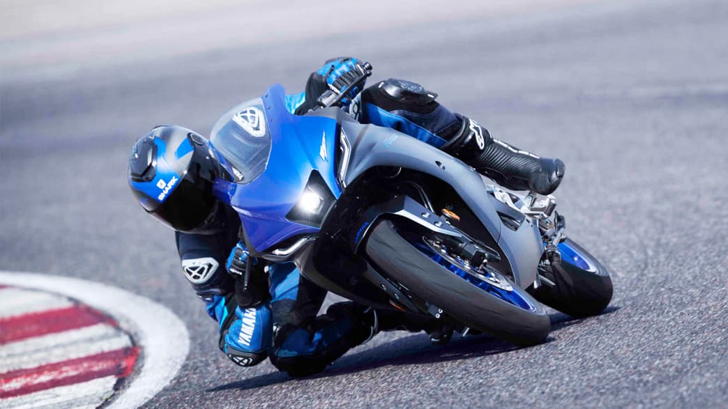 Yamaha R 125 Fahraufnahme seitlich fotografiert