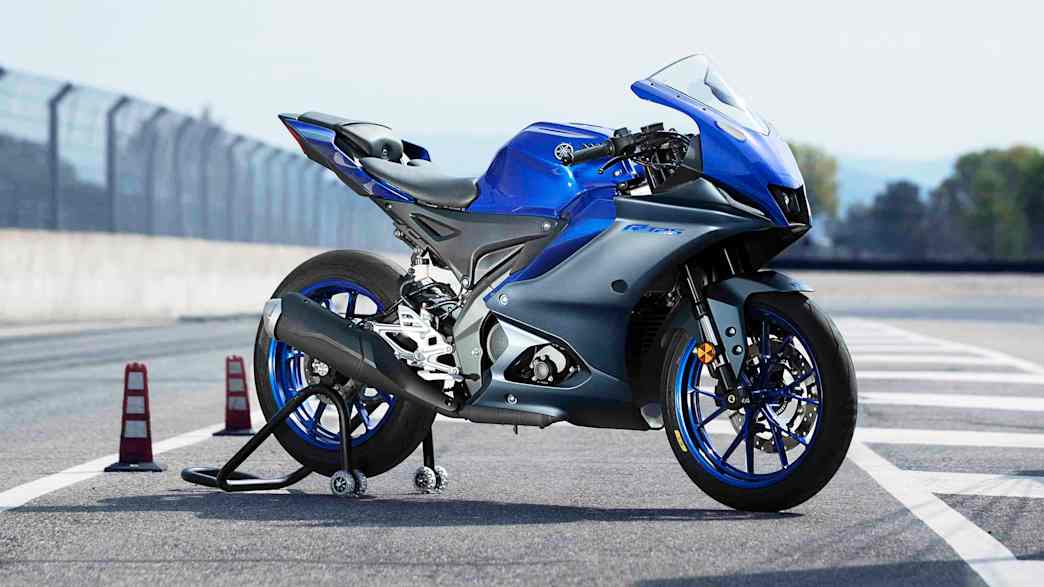 Yamaha R 125 seitlich fotografiert