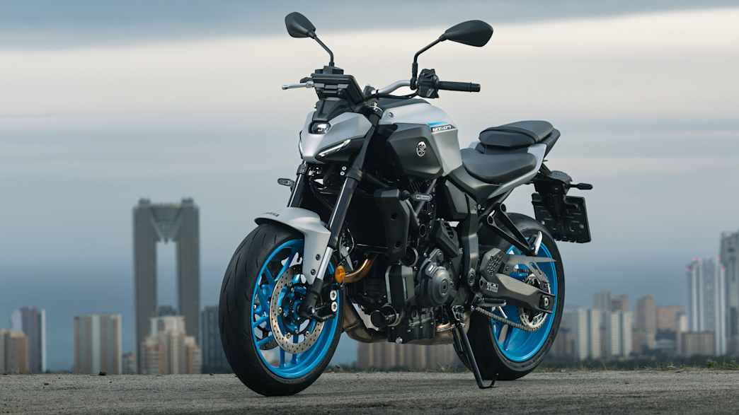 Front und Seitenansicht einer stehenden Yamaha MT 07