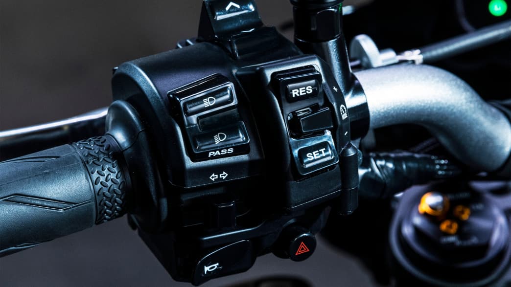 Bedienelemente am Lenker der Yamaha MT-10