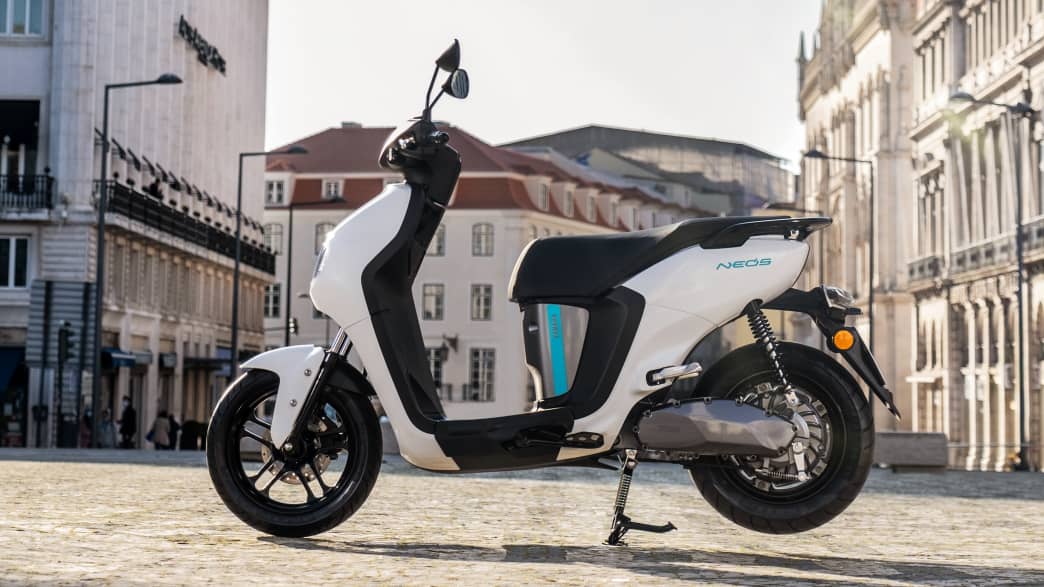 Seitenansicht einer stehenden Yamaha Neo