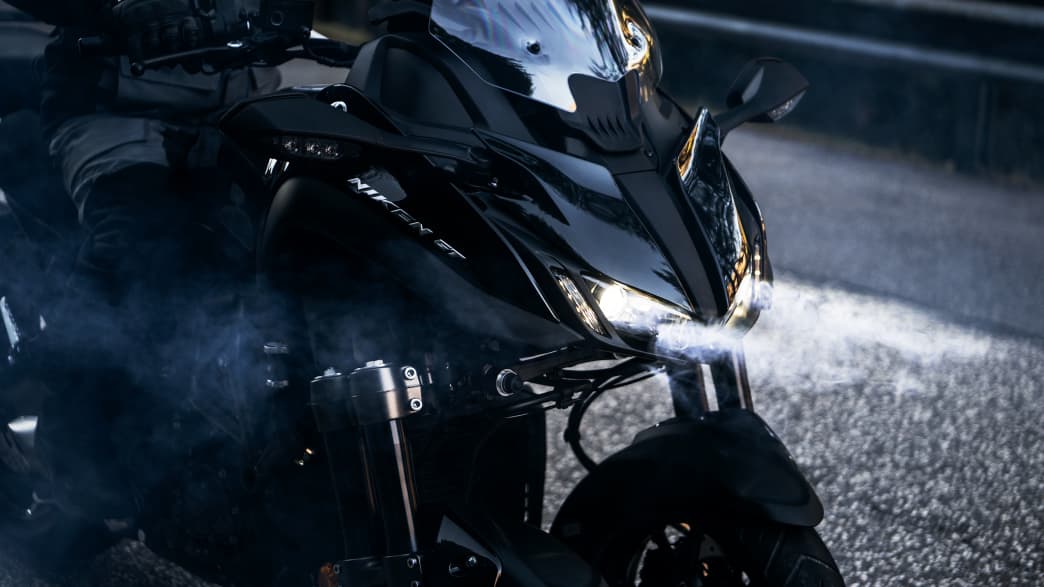 Detailaufnahme des Lichts der Yamaha Niken GT