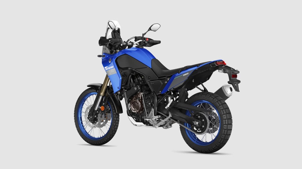 Die Yamaha Tenere 700 stehend von hinten seitlich zu sehen