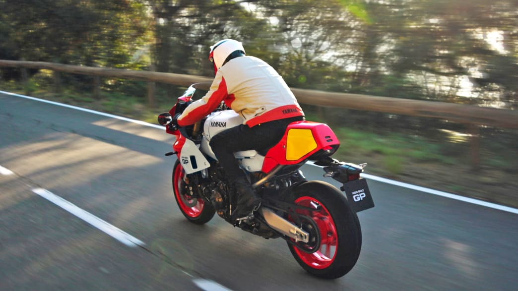 Die Yamaha XS 850 GB fahrend von hinten zu sehen