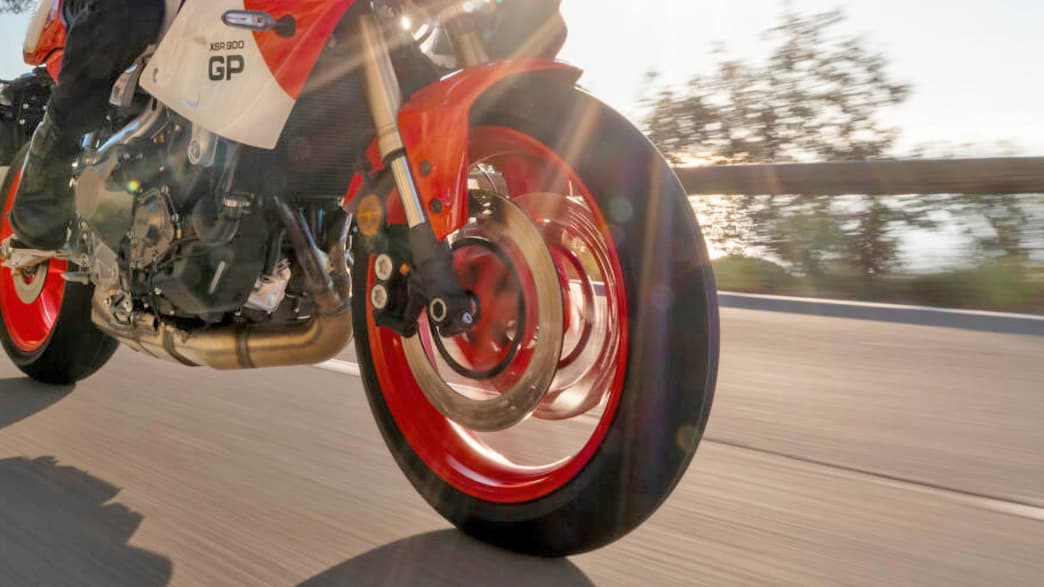 Das Vorderrad der Yamaha XS 850 GB während der Fahrt