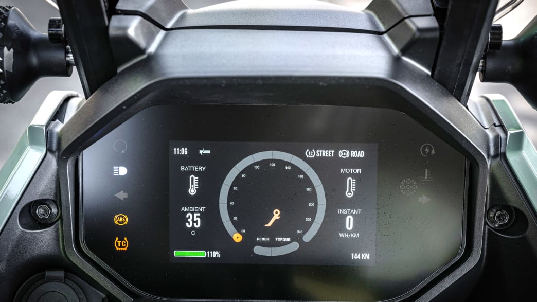 Das Display des Elektro-Motorrads Zero DSR/X