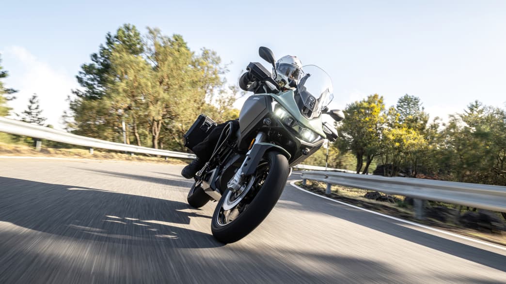 Das neue Elektro-Adventure Motorrad Zero DSR/X während der Fahrt