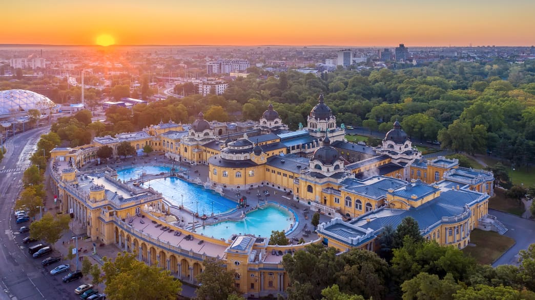 Blick auf die Szechenyi Bäder in Budapest