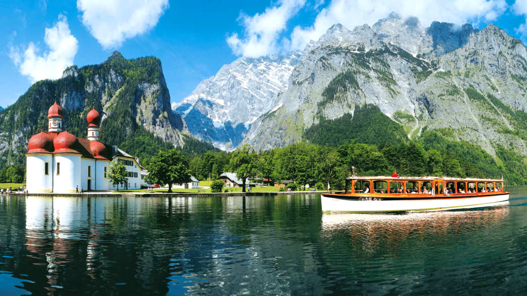 Schiff auf dem Königssee vor der Wallfahrtskirche St. Bartholomä