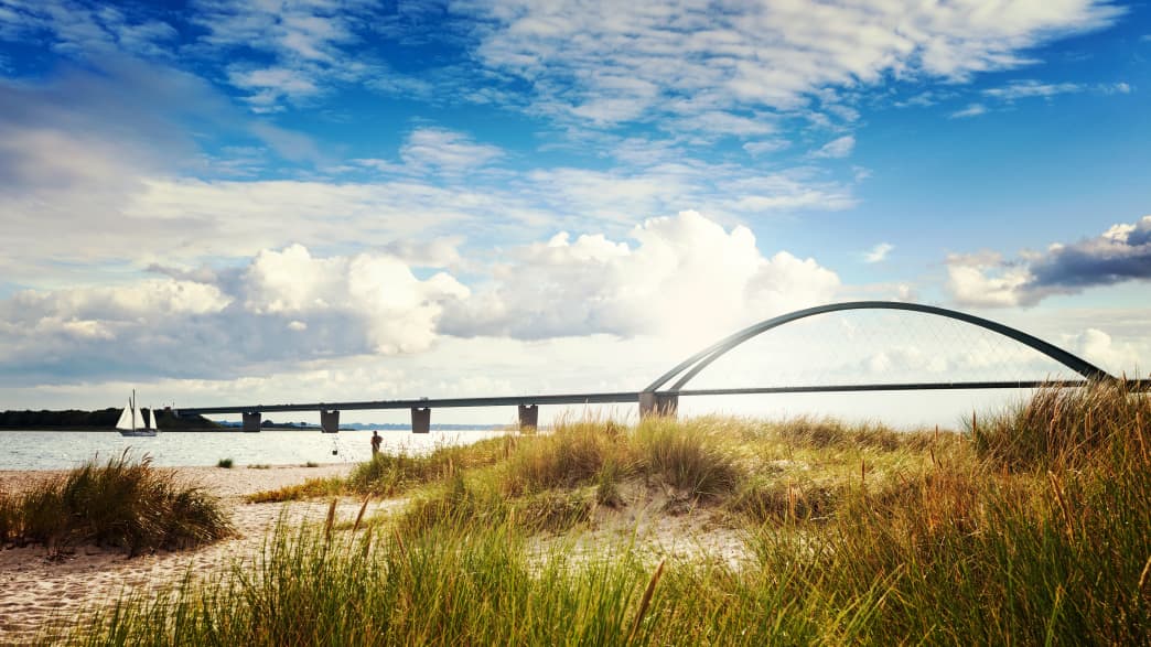 Die Fehmarnsundbrücke die zur Insel Fehmarn an der Ostsee führt