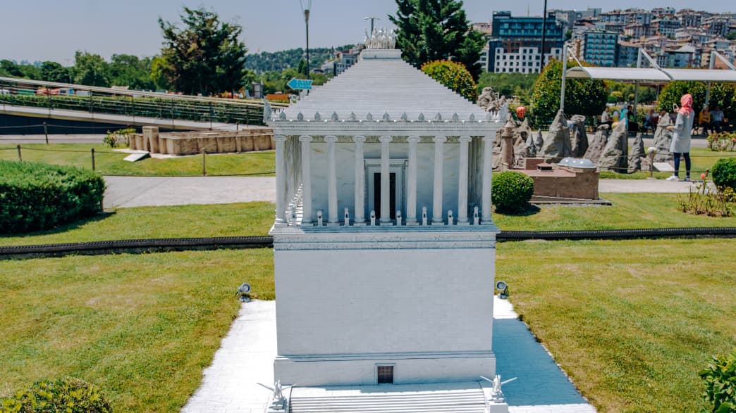Ein kleiner Nachbau des Halikarnassos Mausoleum im  Miniaturk Park in Istanbul