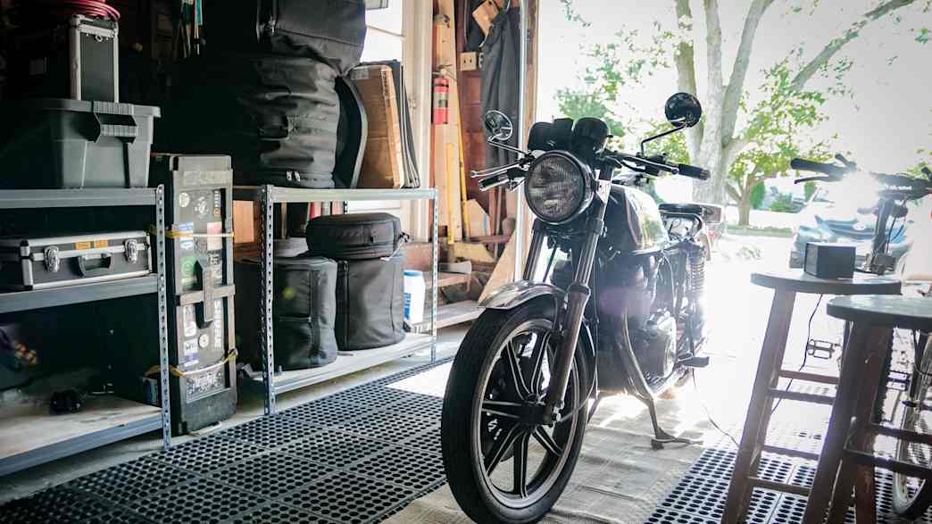 Ein Motorrad steht in einer Garage