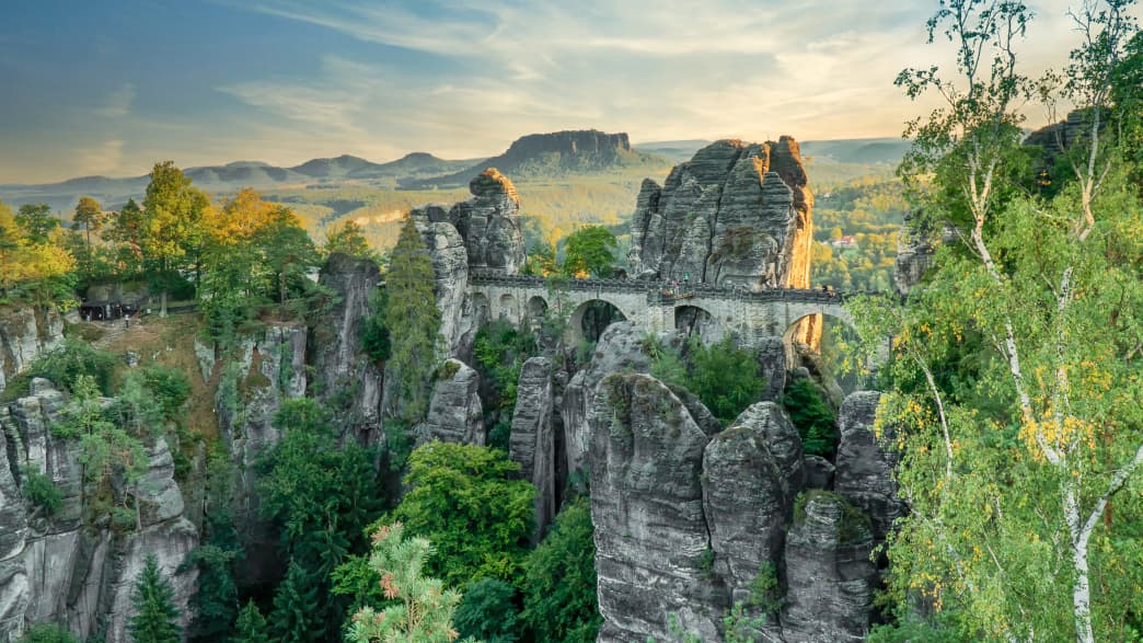 Blick auf die Basteibrücke und den Sächsischen Nationalpark