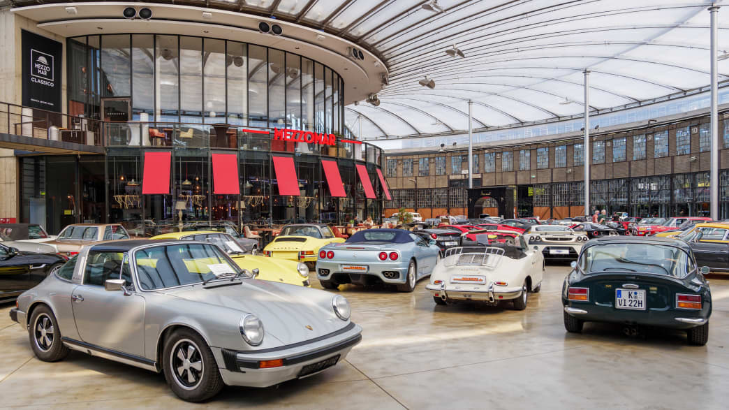 Jede Menge Oldtimer stehen in Düsseldorf in der Remise