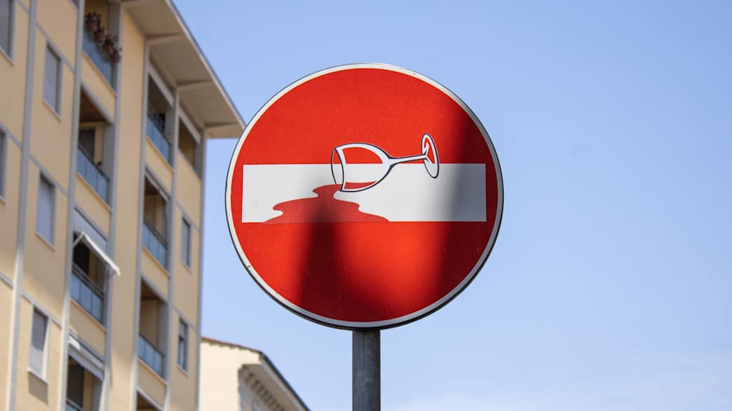 Street Art auf einem Straßenschild in Florenz