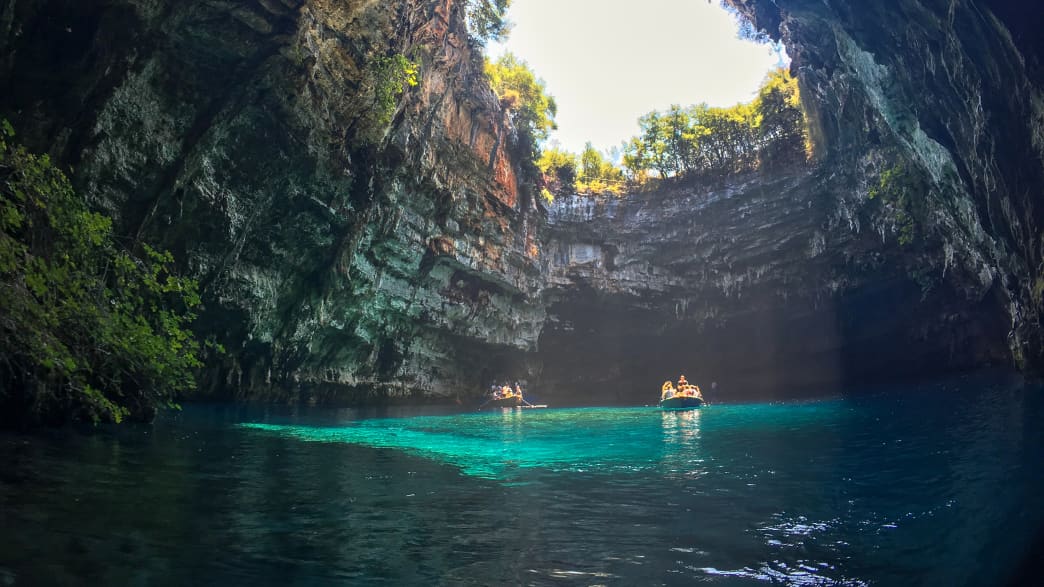 Boote in der Melissani Höhle auf Kefalonia