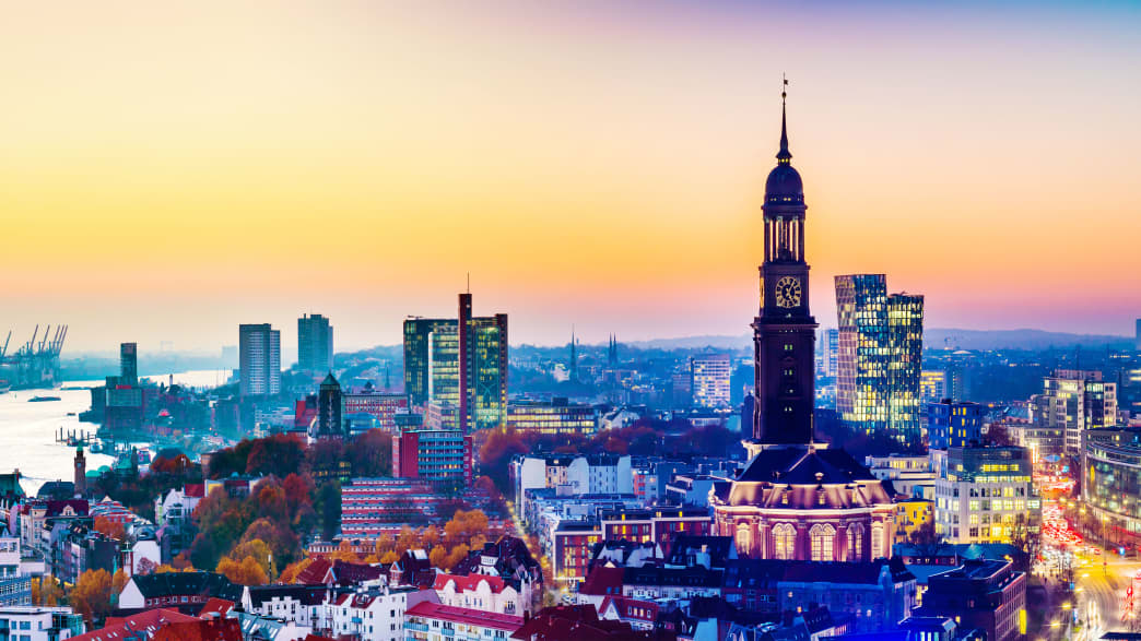 Blick auf Hamburg mit der Kirche St. Michael und den Hafen