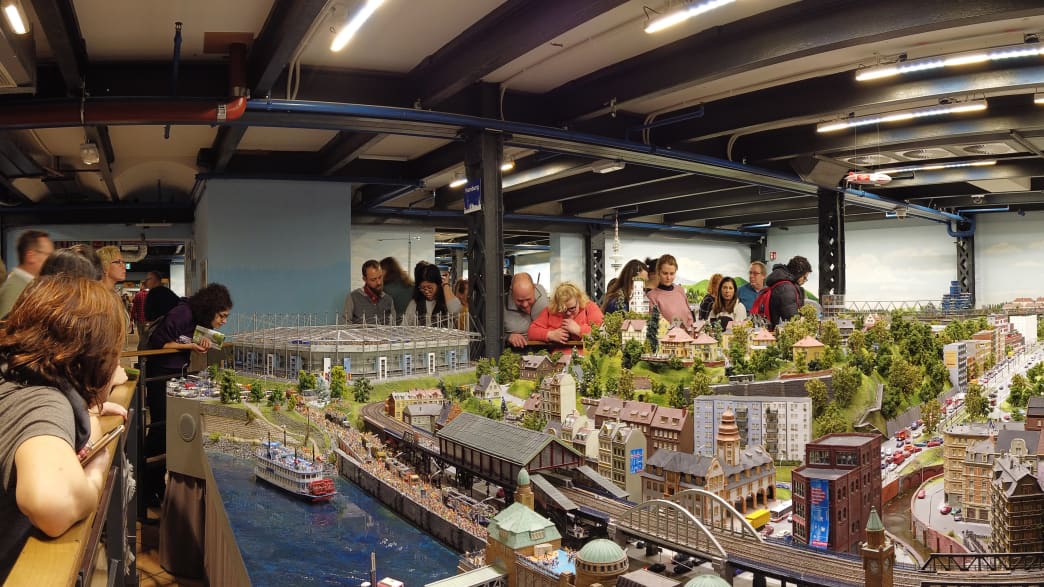 Besucher im Miniatur Wunderland in Hamburg