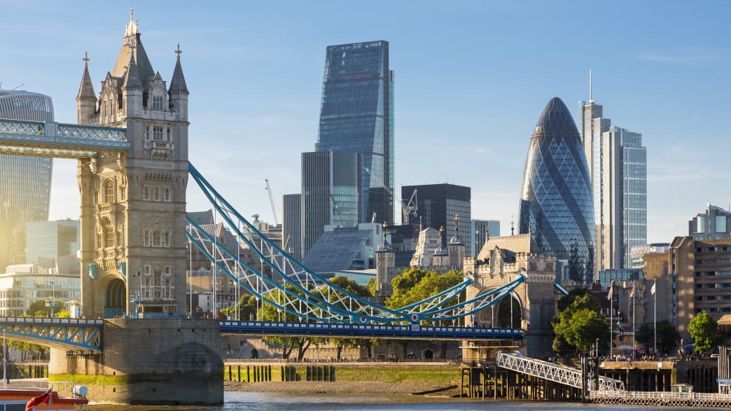 Skyline von London mit Tower Bridge