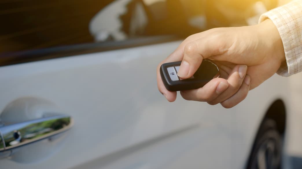 Mann öffnet sein Auto kontaktlos
