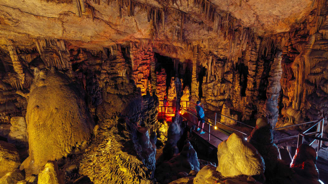 Touristen in der Dikteo-Andro-Höhle, die auch als Geburtsort des Zeus auf Kreta bekannt ist