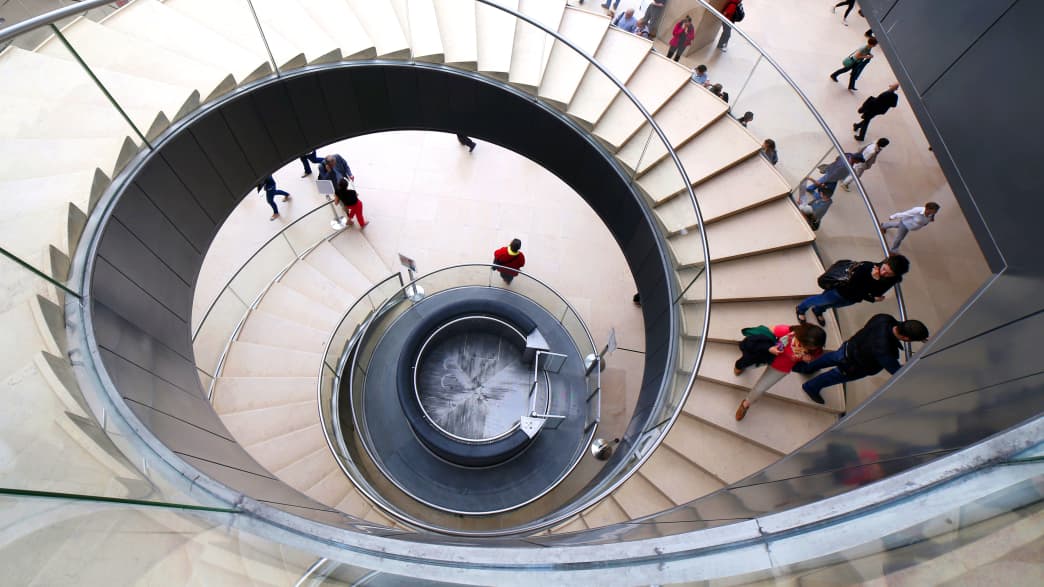 Aufzug und Treppe in der Eingangshalle des Louvre