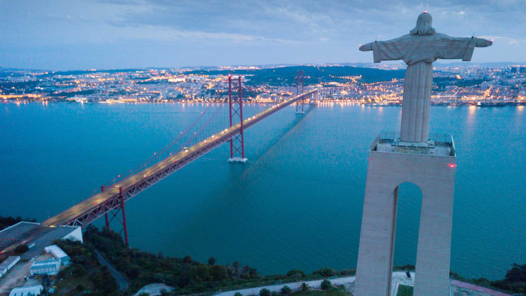 Brücke mit Jesus-Staue in Lissabon