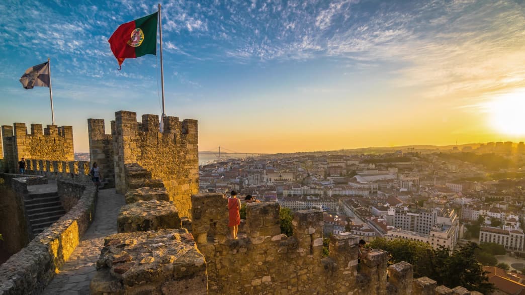 Menschen bewundern den Sonnenuntergang in Saint George Castle