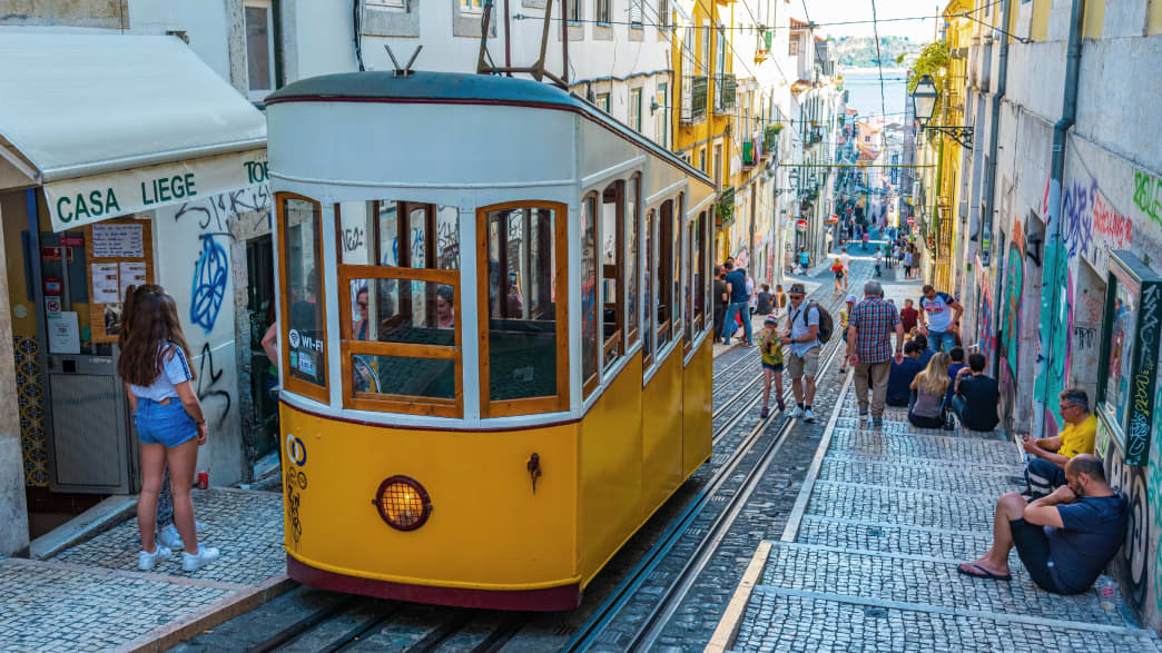 Die Menschen warten auf die Standseilbahn Elevador la Bica in Lissabon, Portugal