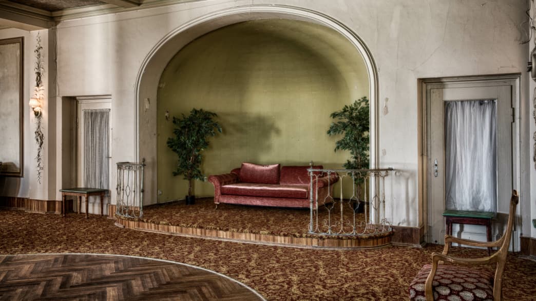 Rotes Sofa in einer runden Nische in einem großen Raum